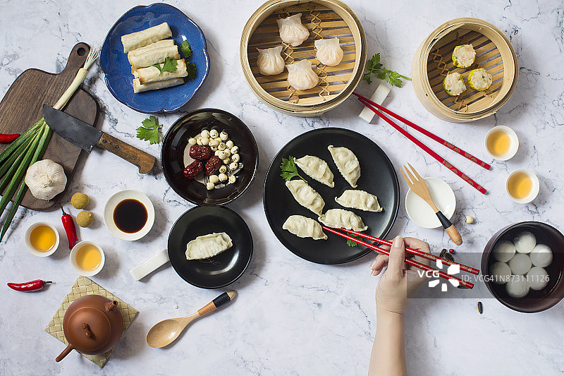 平铺中国新年团圆饭，食物和饮料。大理石顶部背景。图片素材