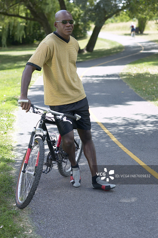 在小路上骑自行车的人图片素材