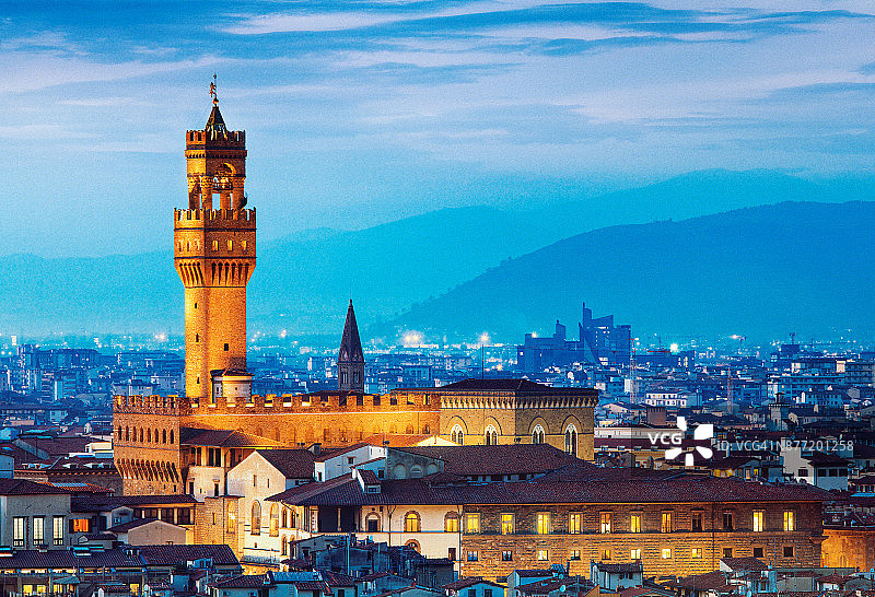 黄昏时分佛罗伦萨韦基奥宫的塔楼图片素材