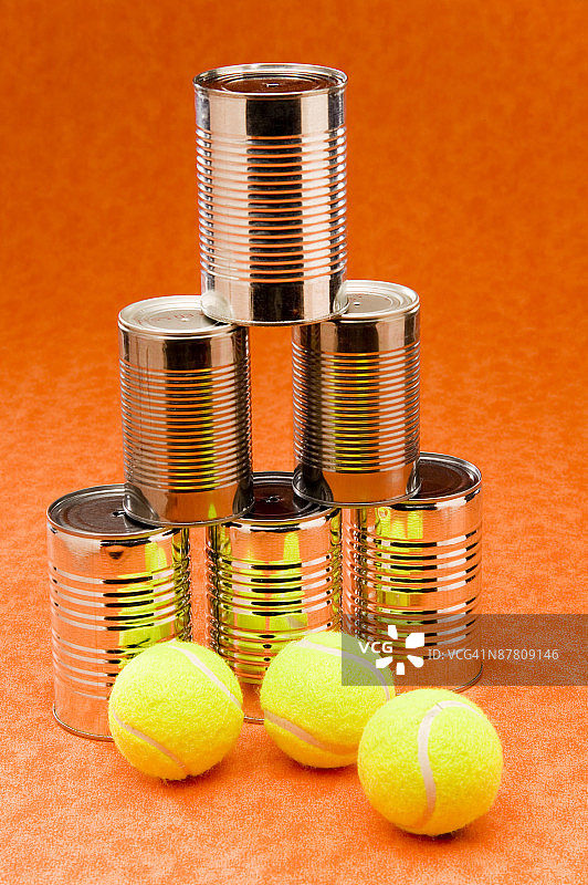 网球和一堆锡罐图片素材