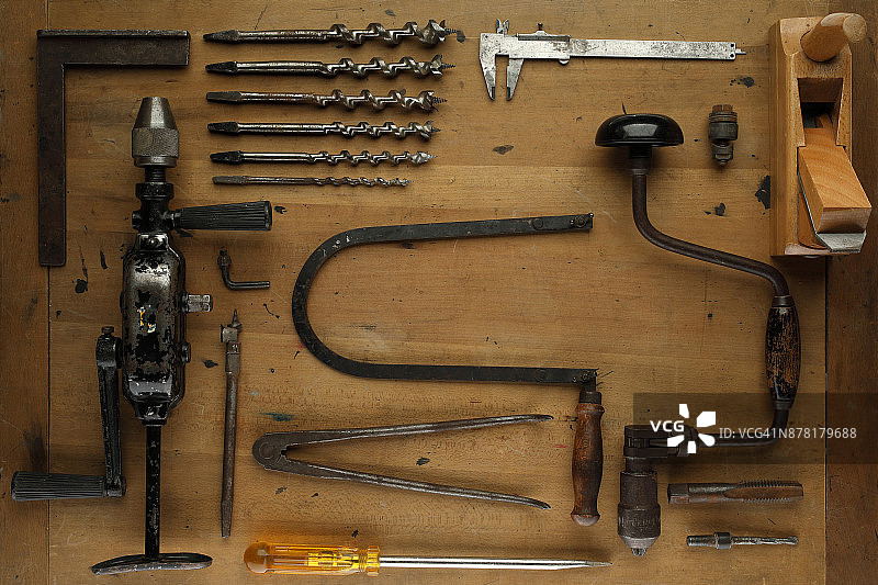 工作工具DIY古董锤工具在质朴的木桌上，手工工具图片素材