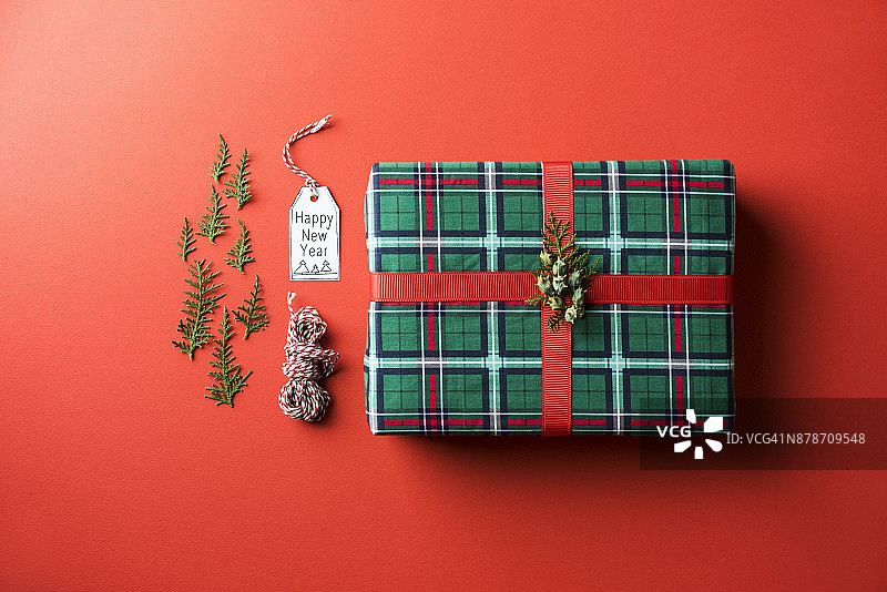 方格圣诞礼物平躺在红色的背景图片素材