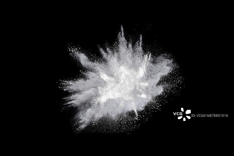 冻结运动的白色粉末爆炸孤立在黑色背景图片素材