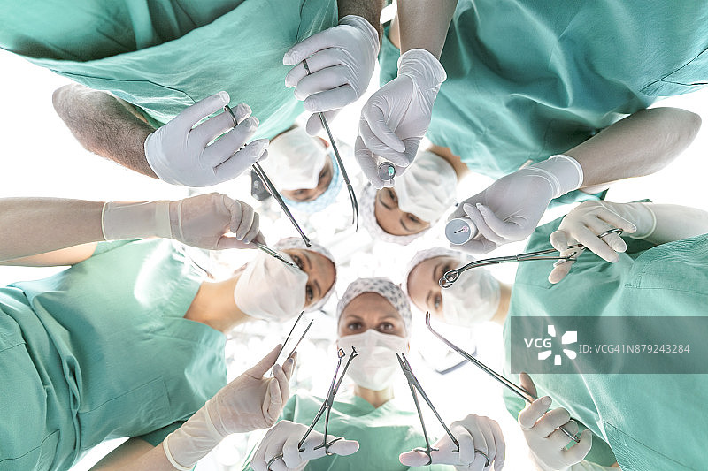 手术室的护士和外科医生图片素材