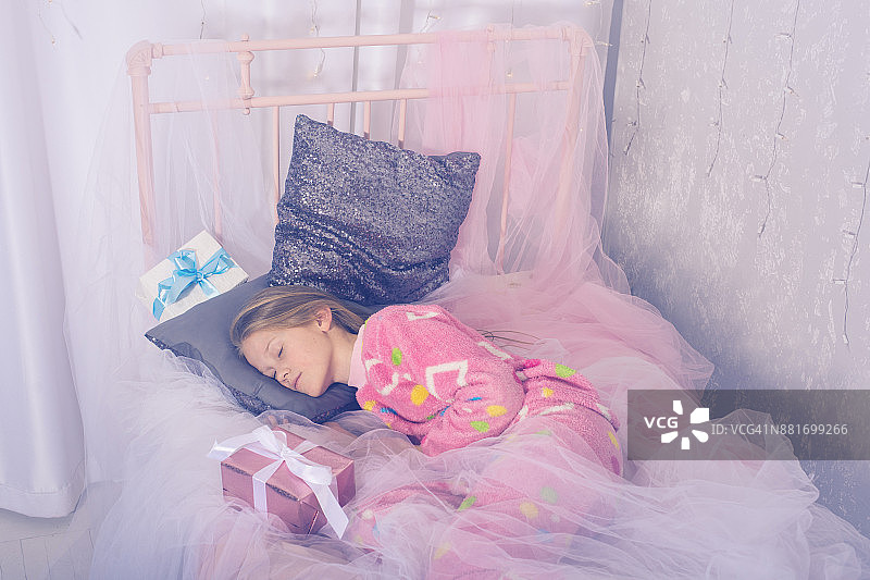 可爱的少女在圣诞节甜蜜的睡觉图片素材