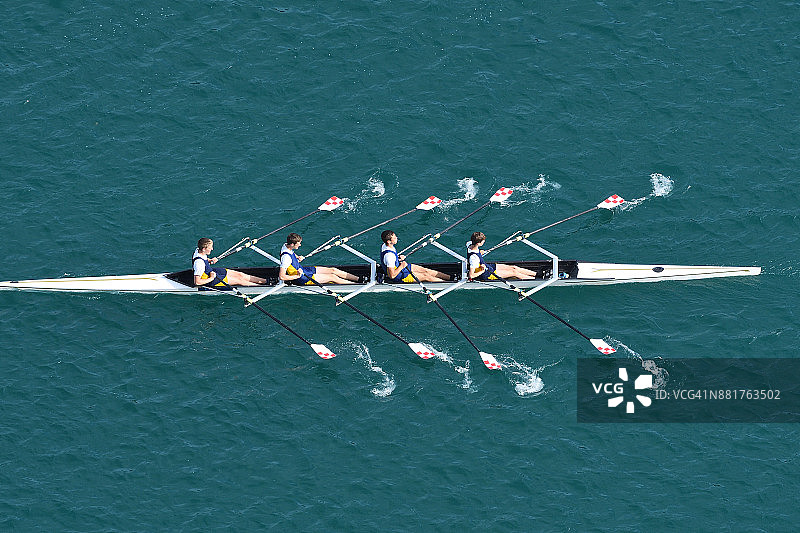 男子四人划艇队在比赛，湖流血，斯洛文尼亚图片素材