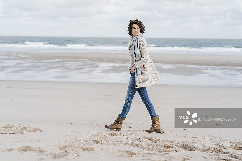 在海滩上散步的女人图片素材