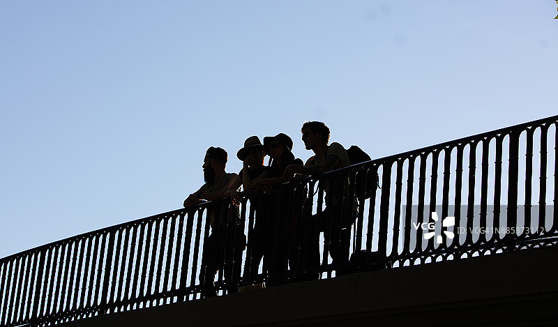 潮人青年团在一座桥上图片素材