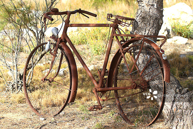 法国，奥德，琉盖。生锈的自行车图片素材