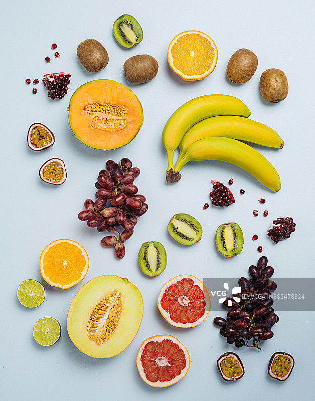水果平躺在五颜六色的食物背景之上图片素材