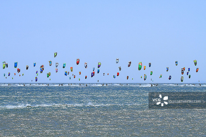法国格鲁桑的风筝。Kitesurf竞赛。图片素材