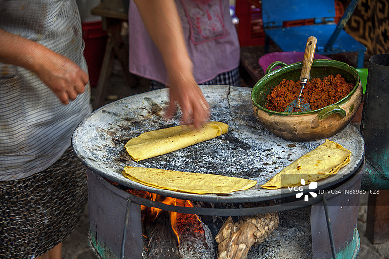 墨西哥玉米饼在comal里做图片素材