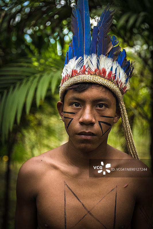 来自巴西丛林图皮瓜拉尼部落的土著人图片素材