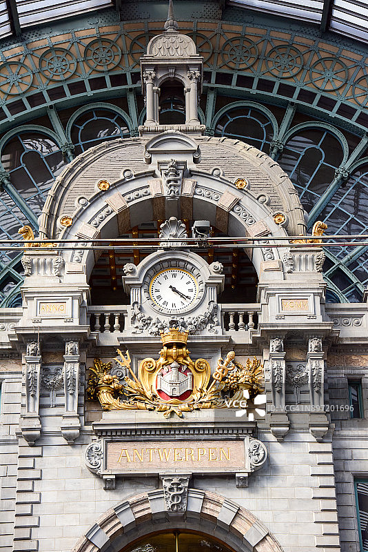 安特卫彭中央火车站的大钟图片素材