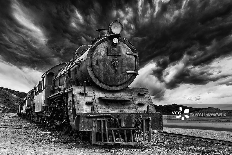 约旦瓦迪拉姆沙漠的火车头列车图片素材