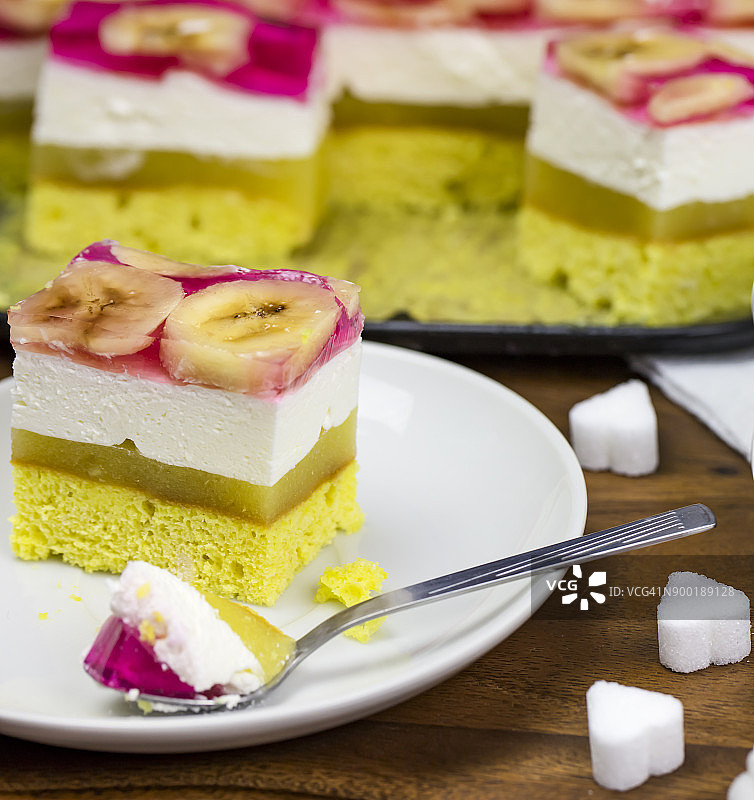 自制甜点苹果派配鲜奶油和粉色果冻图片素材