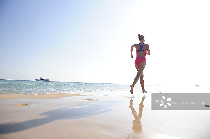 埃及，索马湾，女人在沙滩上跑步图片素材