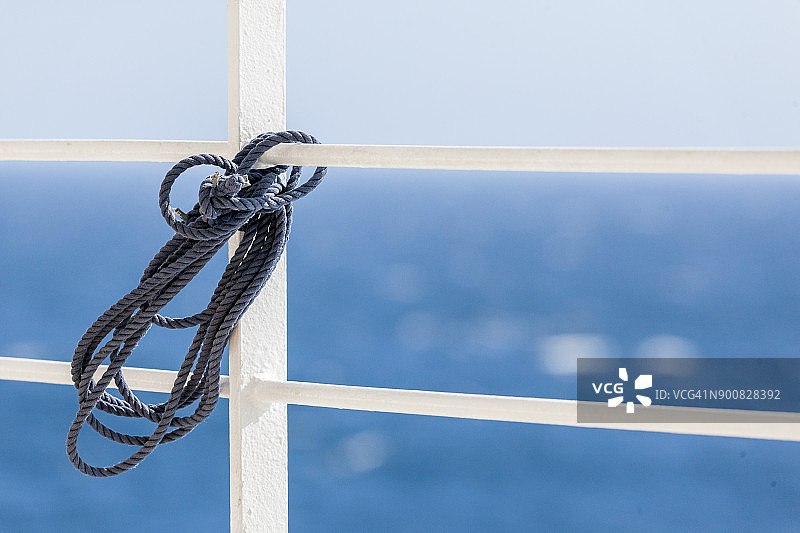 美国阿拉斯加一艘游船外甲板栏杆上的蓝色绳子图片素材