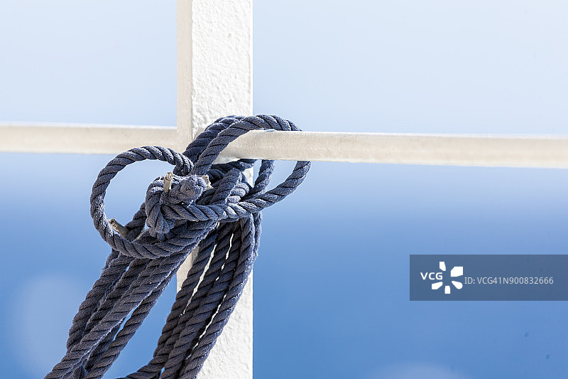 美国阿拉斯加一艘游船外甲板栏杆上的蓝色绳子图片素材