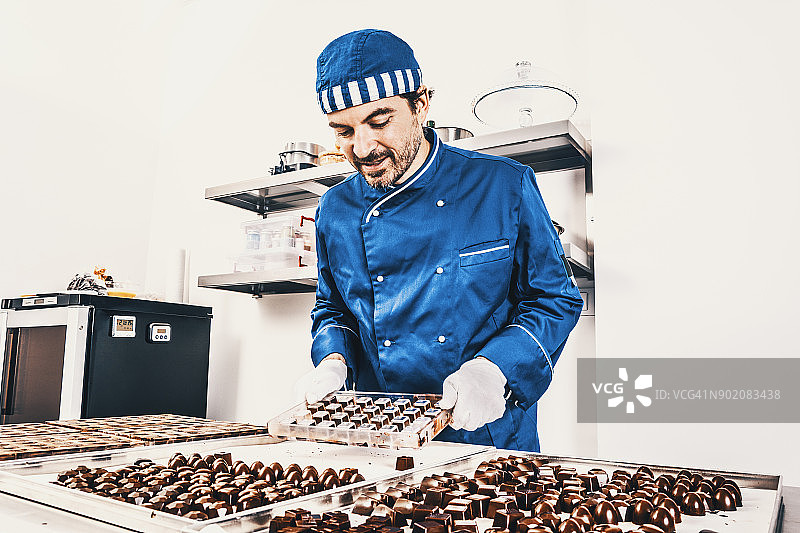 糖果商制作巧克力块图片素材