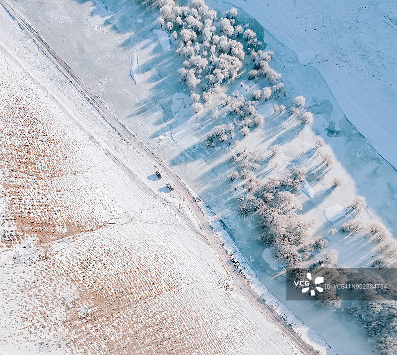 汽车驶入一大片白雪覆盖的土地图片素材