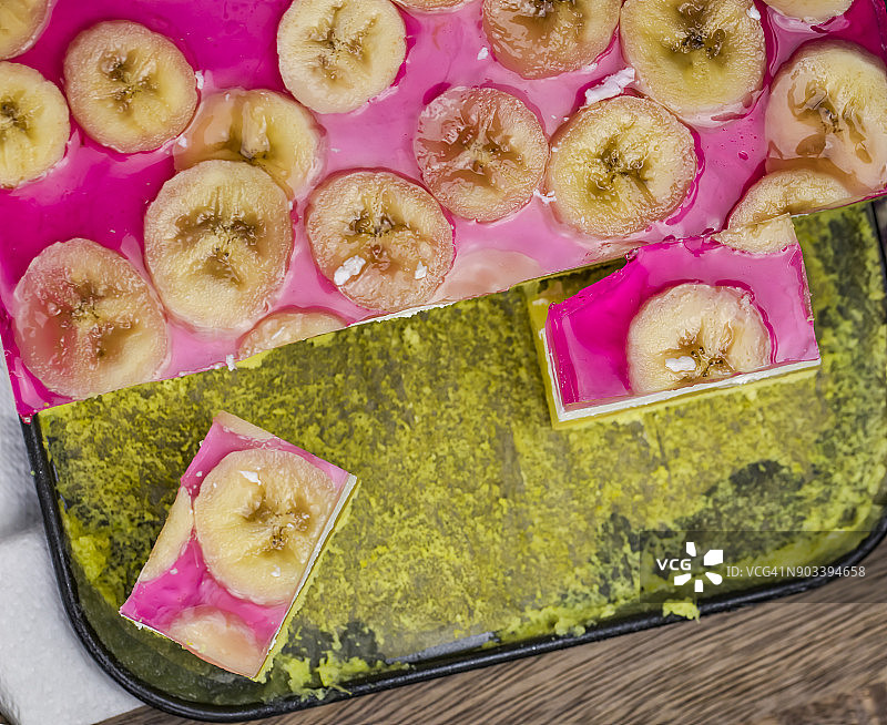 自制甜点苹果派配鲜奶油和粉色果冻图片素材