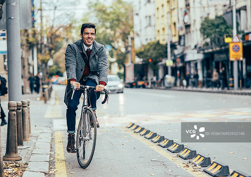 在城市里骑自行车的人图片素材