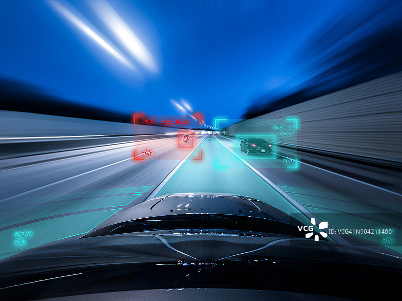 一辆自动驾驶汽车在高速行驶时，从顶部看到的景象图片素材