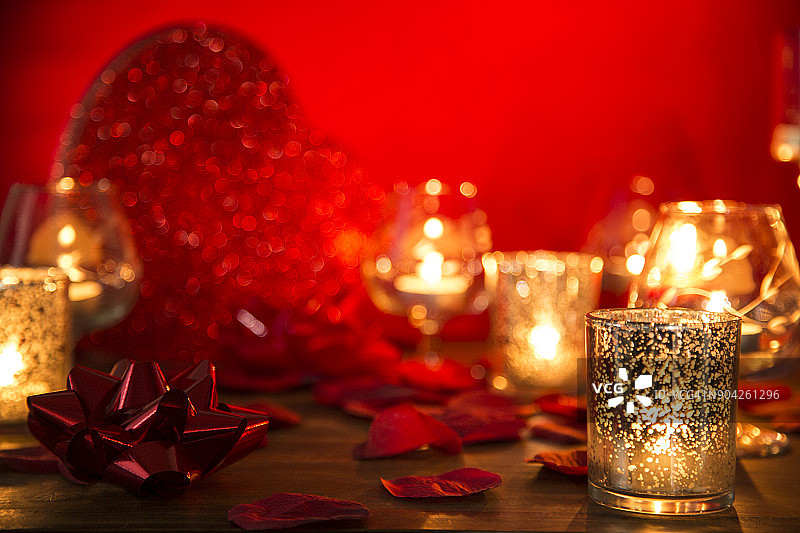 情人节的浪漫有红心、蜡烛和玫瑰花瓣。图片素材