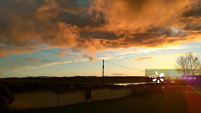 日落时美丽的天空和云彩。爱尔兰图片素材