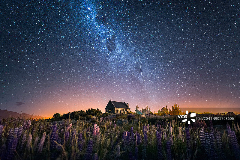 新西兰特卡波湖，好牧人教堂和羽扇花盛开的银河图片素材