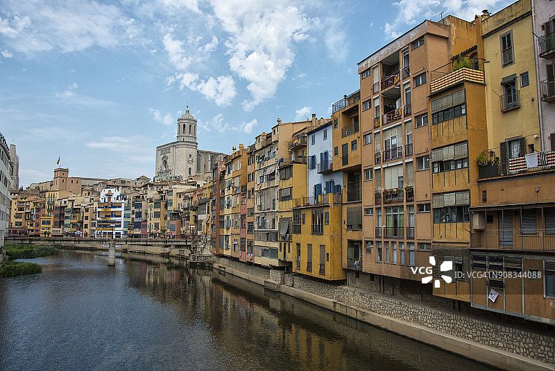 西班牙加泰罗尼亚赫罗纳五颜六色的房子图片素材