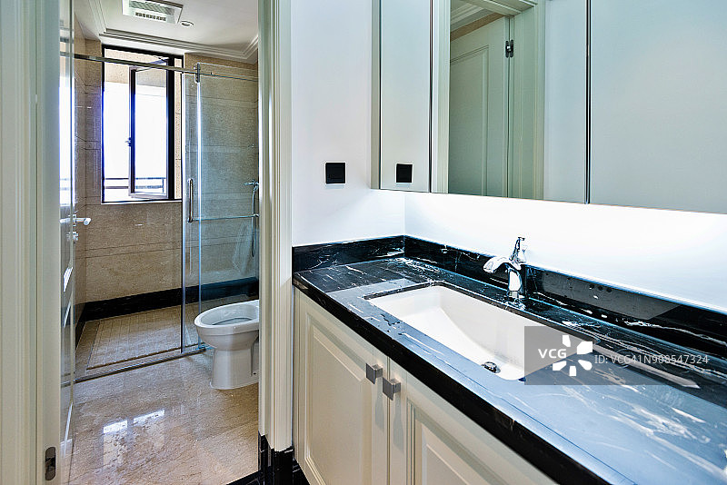 现代浴室中的水槽和镜子图片素材