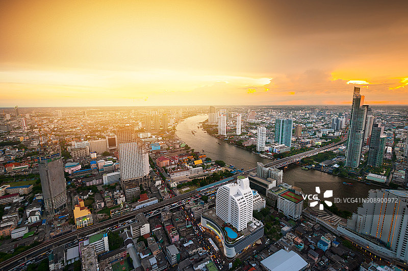 黄昏俯瞰高层建筑的城市商业区全景(泰国曼谷)图片素材