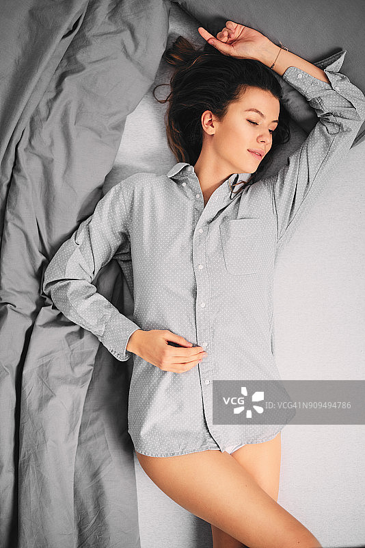 女孩躺在床上图片素材