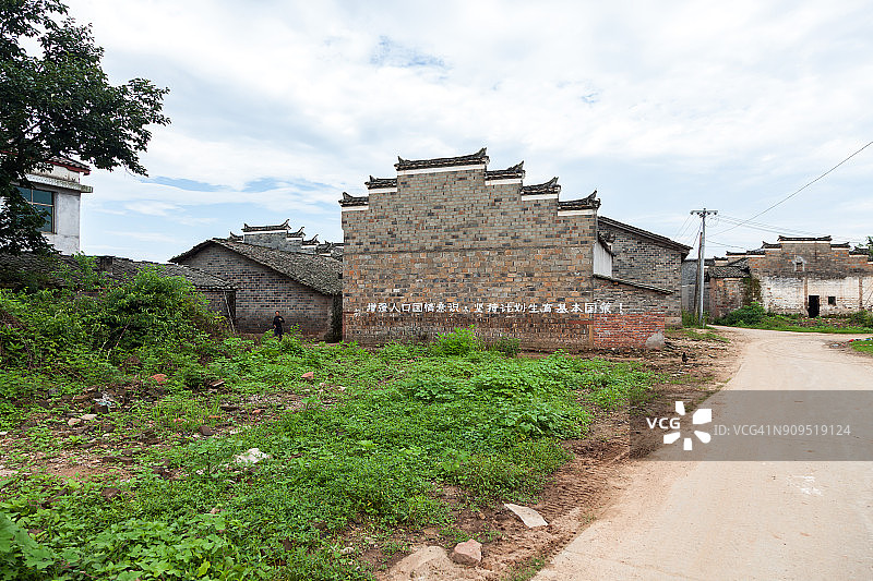 福州，中国——2017年6月10日:一个村庄的老建筑残留，祠堂已经倒塌，只留下杨村崇仁的大门图片素材