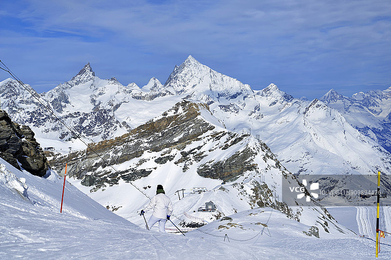 滑雪者在斜坡上的高原罗莎，瑞士。图片素材