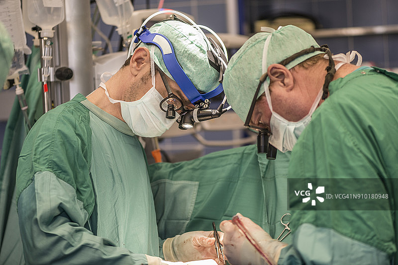 做心脏搭桥手术的外科医生图片素材