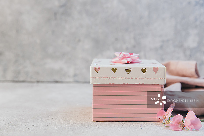 礼品或粉色礼品放在石桌上图片素材