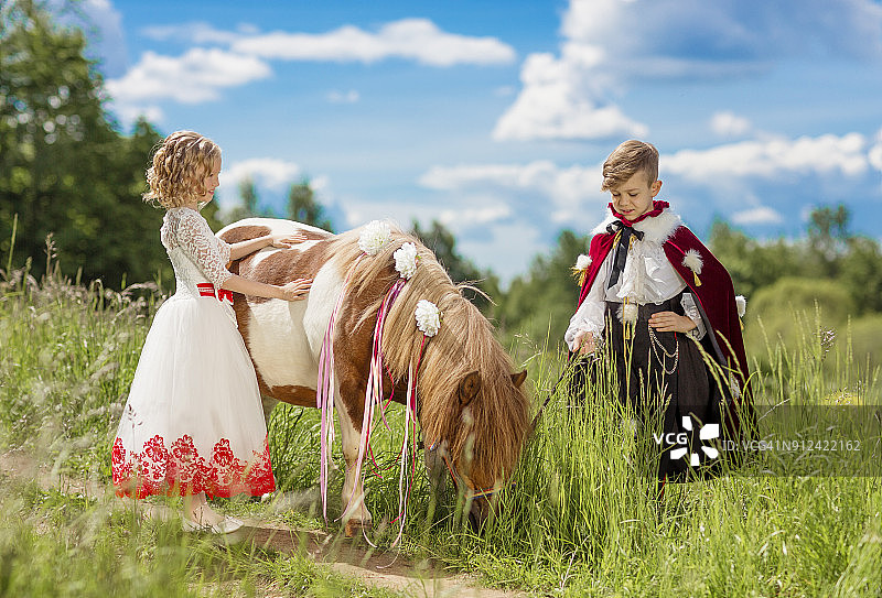 灰姑娘和王子和小马图片素材