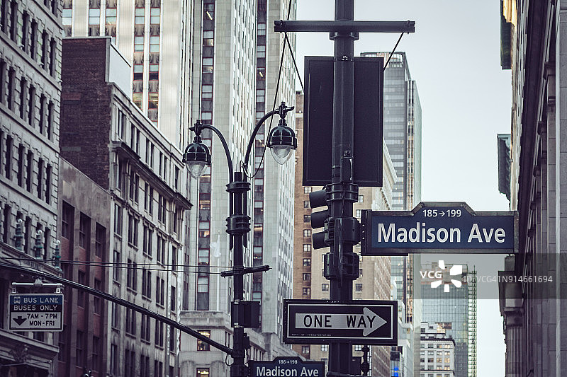 麦迪逊大街的路标。曼哈顿,纽约图片素材