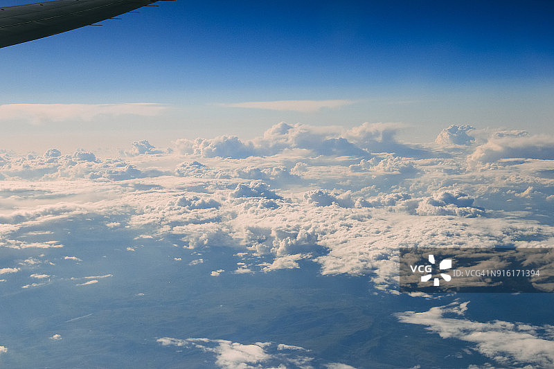 晴天飞机上的云朵图片素材