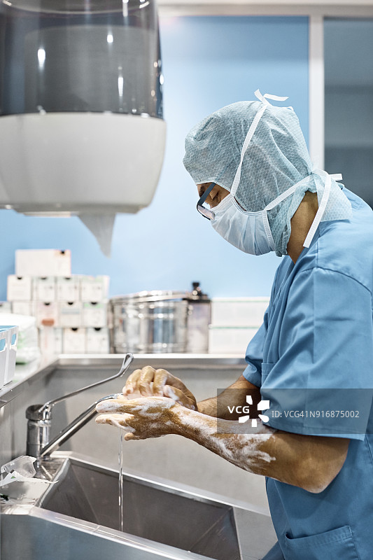 兽医在医院用肥皂洗手图片素材