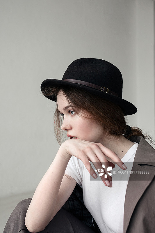 年轻女子戴黑帽子的特写图片素材