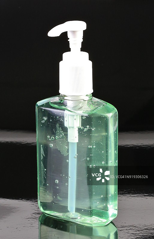 消毒凝胶，装在现成的瓶子里，用于抗菌洗手图片素材