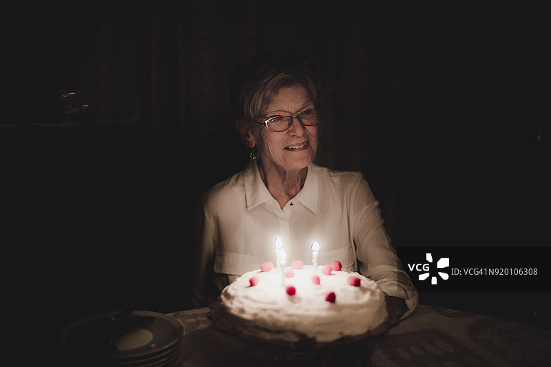 老年妇女的生日庆典图片素材