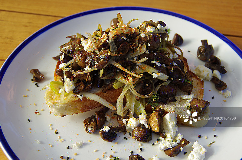 烤蘑菇，羊乳酪碎，togarashi辣椒香料烤酸面包图片素材