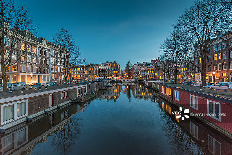 日落后阿姆斯特丹运河的倒影图片素材