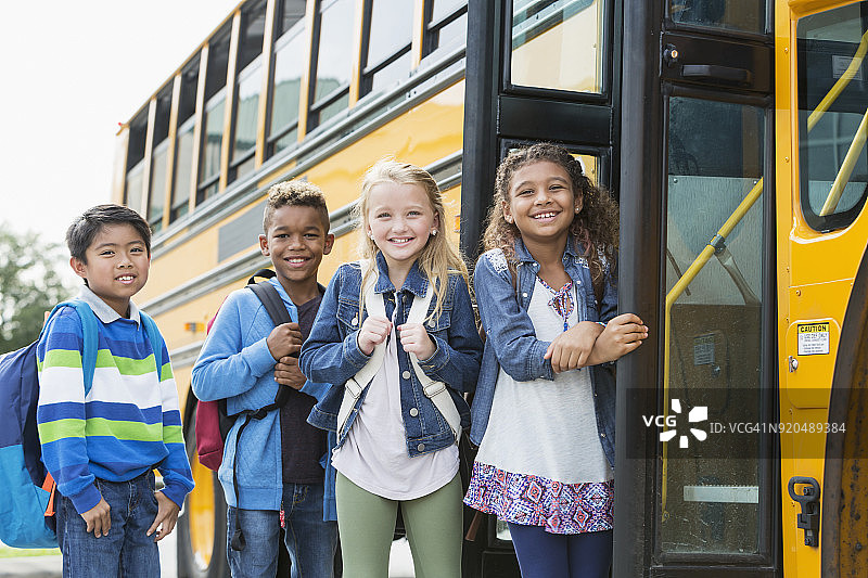 多民族学校的孩子站在巴士外图片素材
