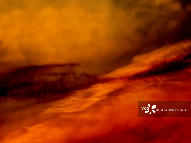 背景的形式和抽象的数字烟和蒸汽的颜色在一个红色和橙色的背景。图片素材